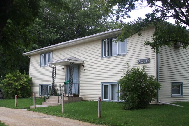Building Photo - 2210 18 1/2 Ave NW