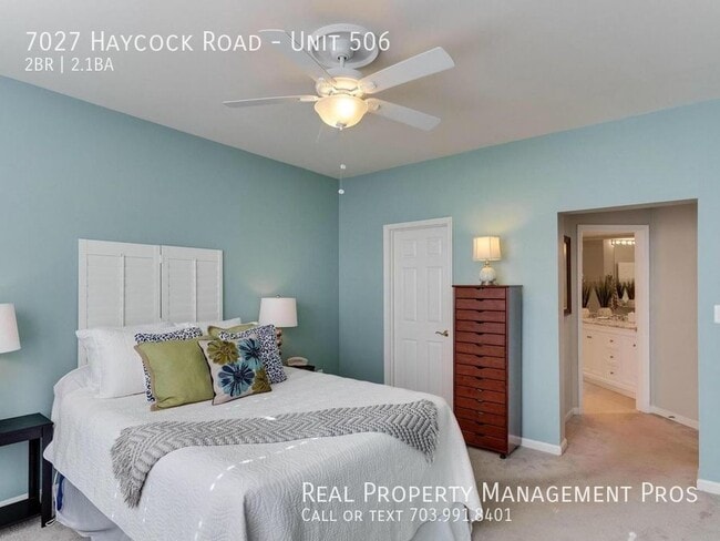 Building Photo - Stunning Townhouse Across from Metro!