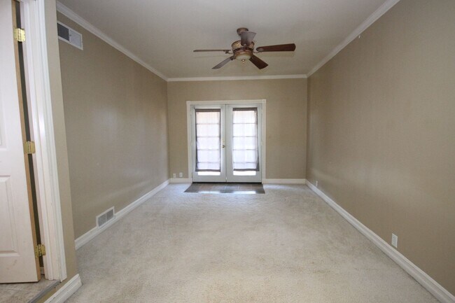 Building Photo - 3 Bedroom One Level with 2 Car Garage