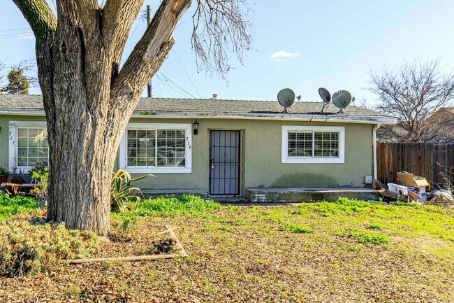 Foto del edificio - Spacious 2 bedroom / 1 bath renovated home...