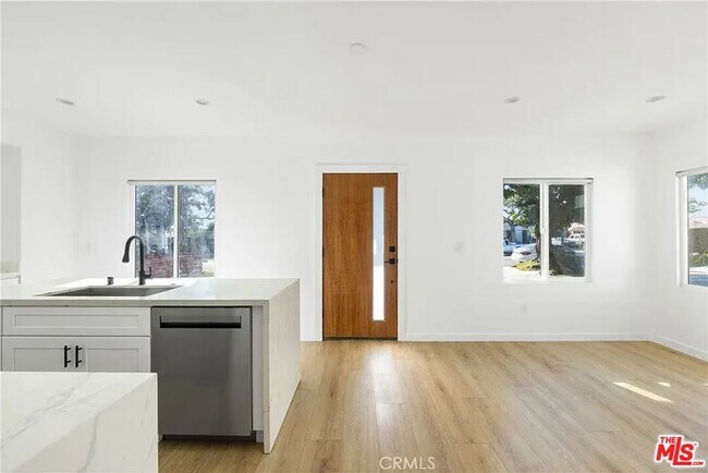 Foto del edificio - 935 E Fairview Blvd