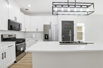 Building Photo - 712 Delano St