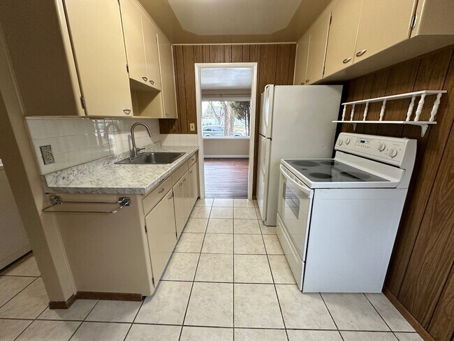 Foto del edificio - Cozy and Conveniently Located 2 Bed 1 Bath Spokane Home w/ Detached Garage & Heated Multipurpose ...