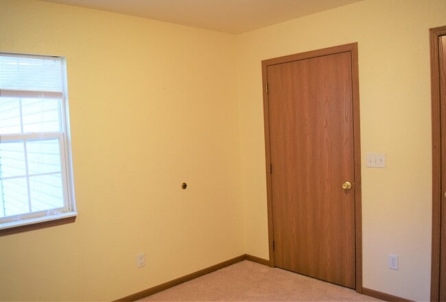 Building Photo - Spacious & Convenient Living in Shady Oaks!