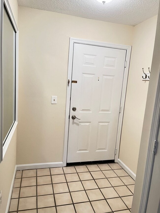 Foto del edificio - Beautiful 2 bed/2 bath condo in Reston...walk to RESTON TOWN CENTER!!