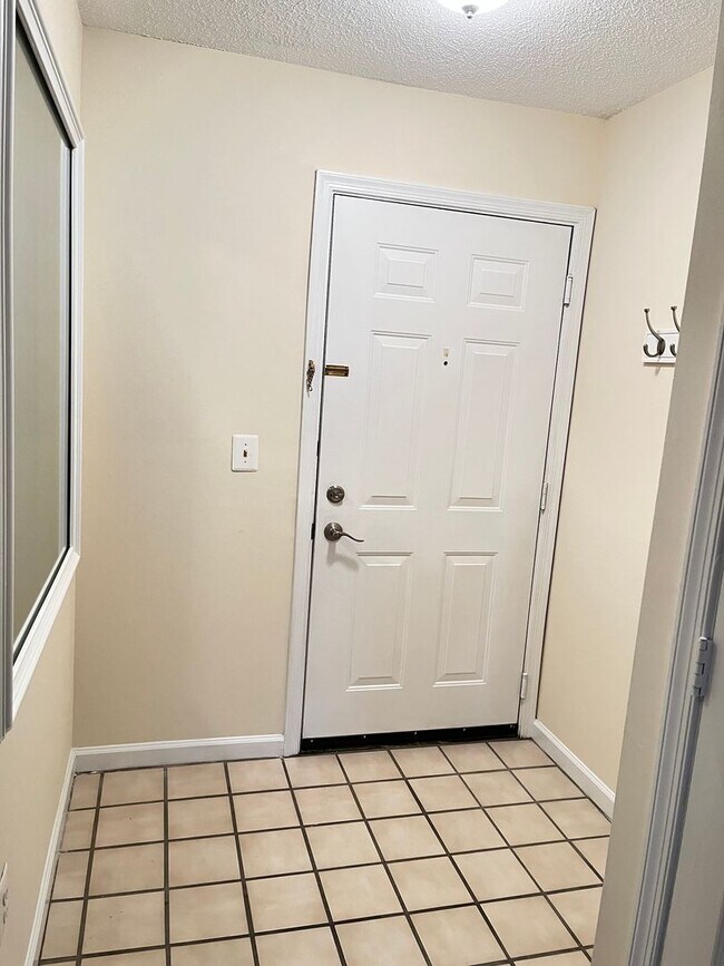 Foto del edificio - Beautiful 2 bed/2 bath condo in Reston...walk to RESTON TOWN CENTER!!