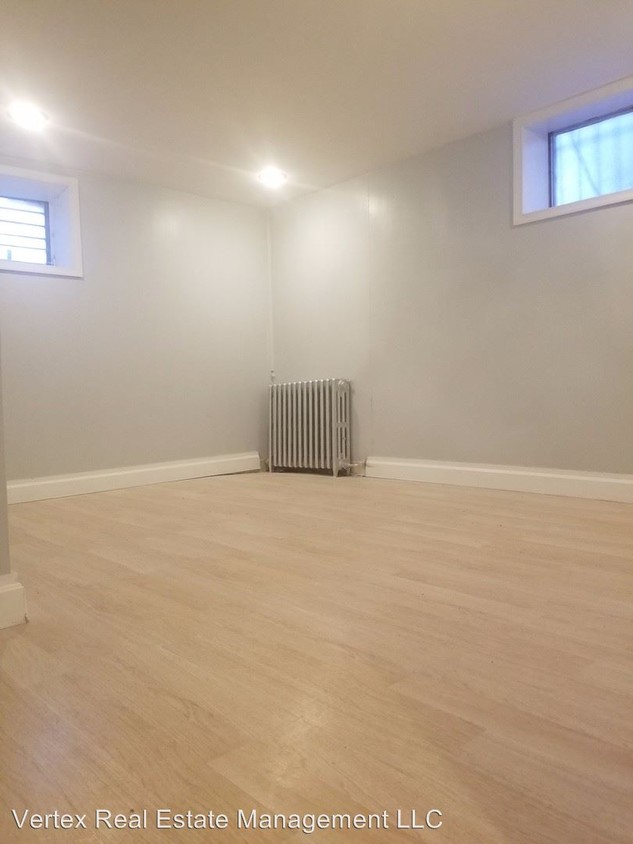 Primary Photo - 2401 S 72nd St