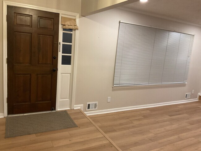 Foto del edificio - 215 Thornton Dr