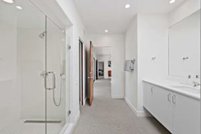 Foto del edificio - 5 bedroom 5 bath Available for Short Term Rental