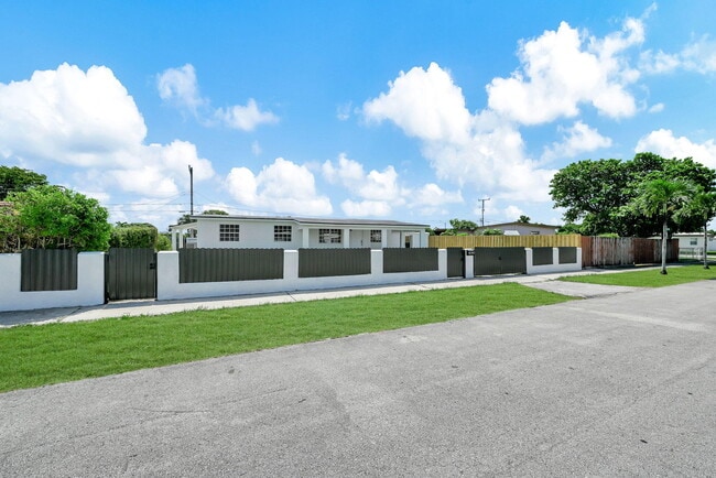 Foto del edificio - 4040 SW 108th Ave