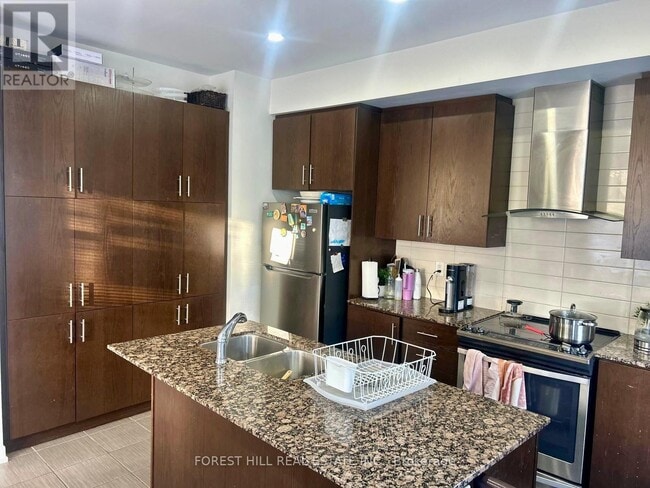 Building Photo - 142 Salterton Cir