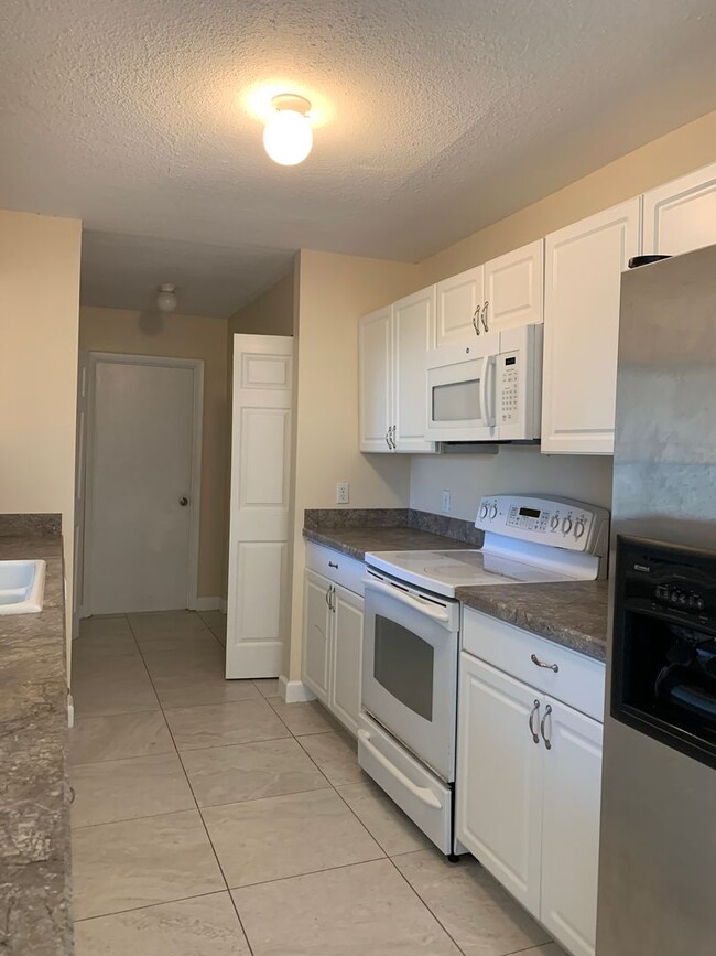 Building Photo - All Tile floors Pet friendly  3 bedroom 2 ...