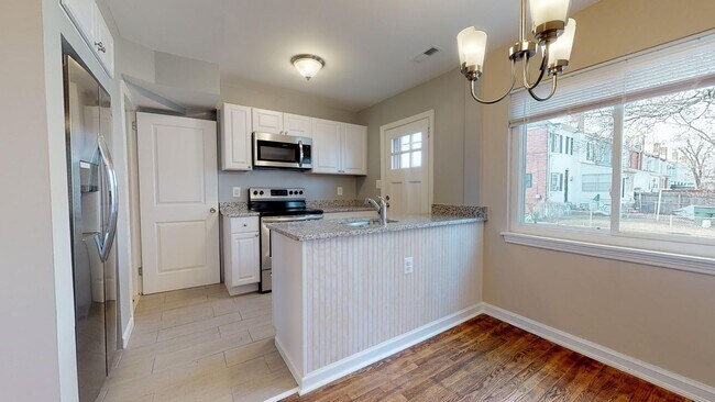 Building Photo - Newly Renovated Two Bedroom Two Bathroom W...