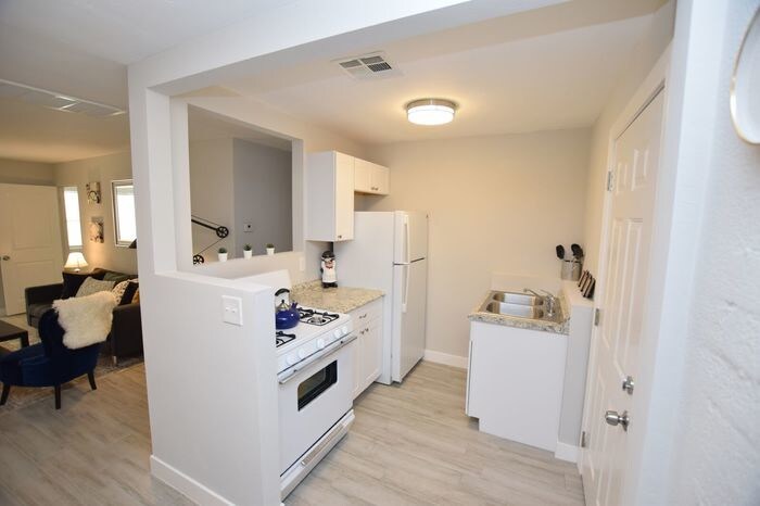 Primary Photo - 722 E Turney Ave #8