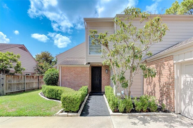 Building Photo - 2106 Shadybriar Dr