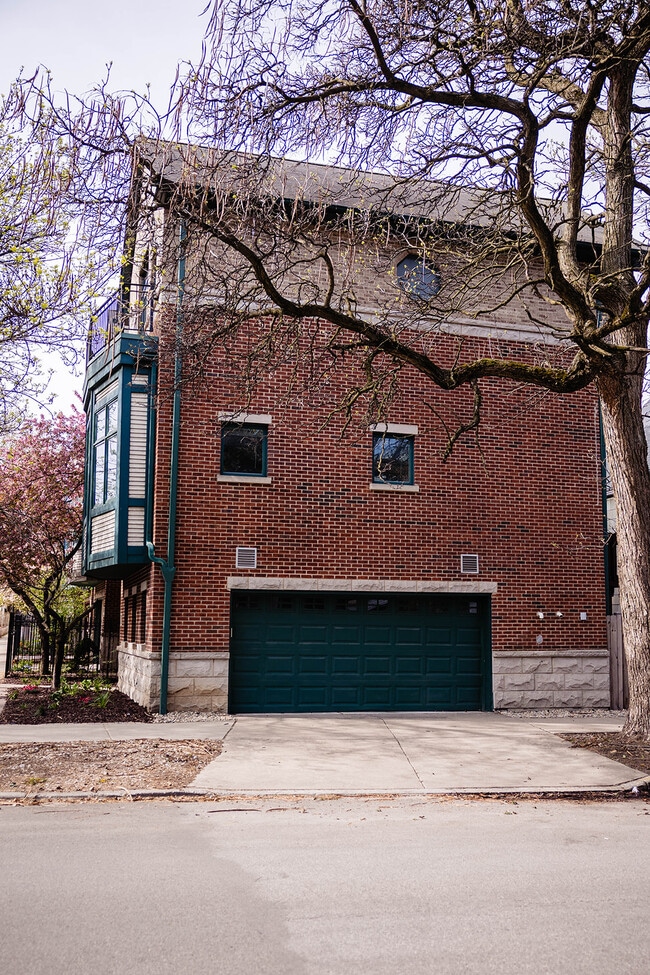 Building Photo - 3056 N Paulina St