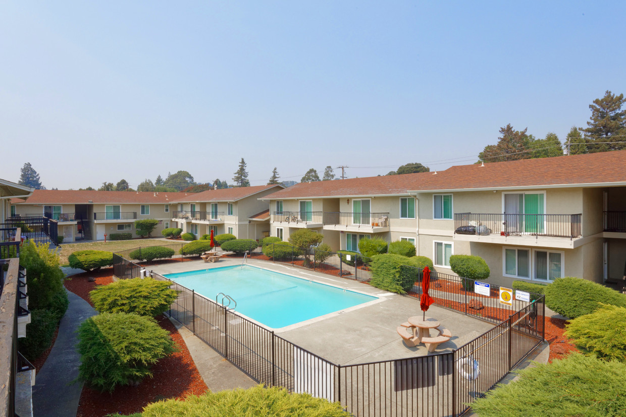 Primary Photo - Courtyard Villa Apartments