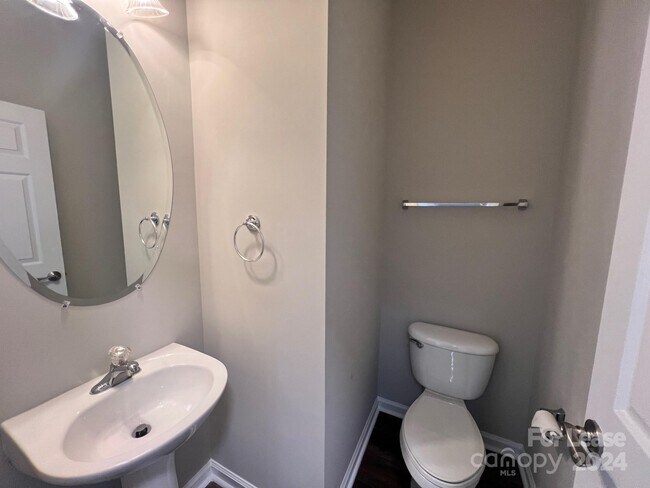 Building Photo - 7902 Mariners Pointe Cir