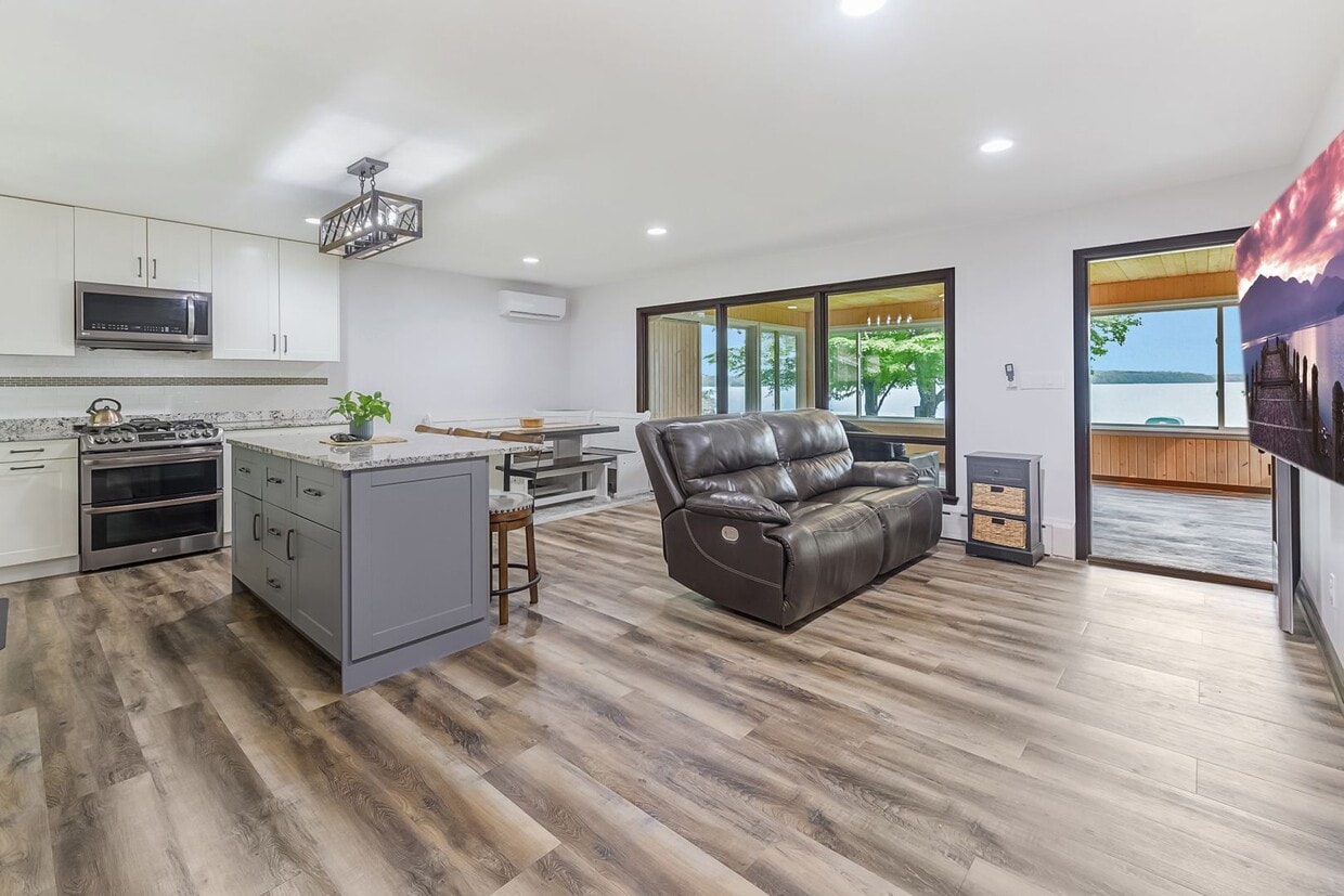Foto principal - Rare green lake lake home for long term re...
