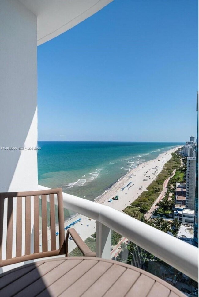 Foto del edificio - 6365 Collins Ave