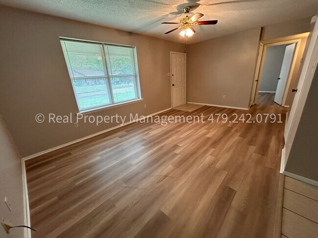 Foto del edificio - Greenwood Single family 2 bed 1 bath 1 car carport