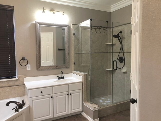 Foto del edificio - 6817 Hillwood Dr