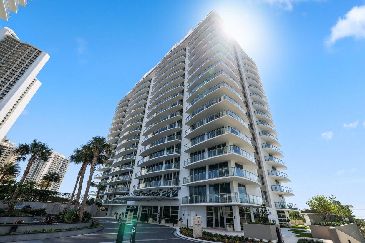 Foto principal - 3100 N Ocean Dr