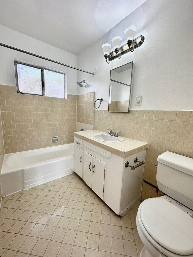 Foto del edificio - 1205 N Formosa Ave