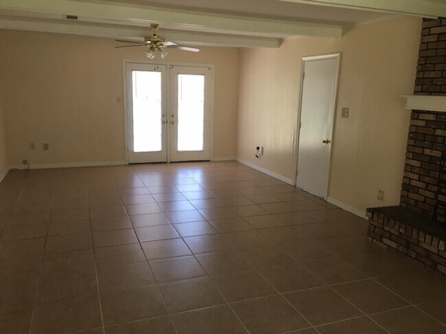 Foto del edificio - 2409 E Birch Dr
