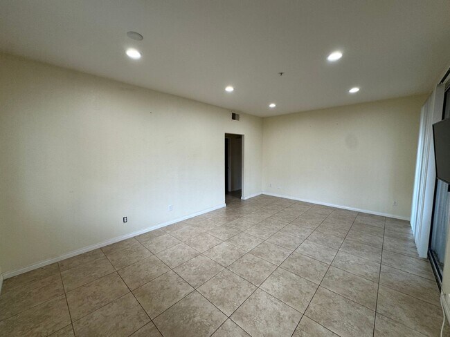 Foto del edificio - 2 Bedroom First Floor Condo in Rancho San Diego