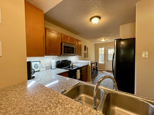 Fully equipped kitchen with dishwasher and microwave - 716 Heavens Dr