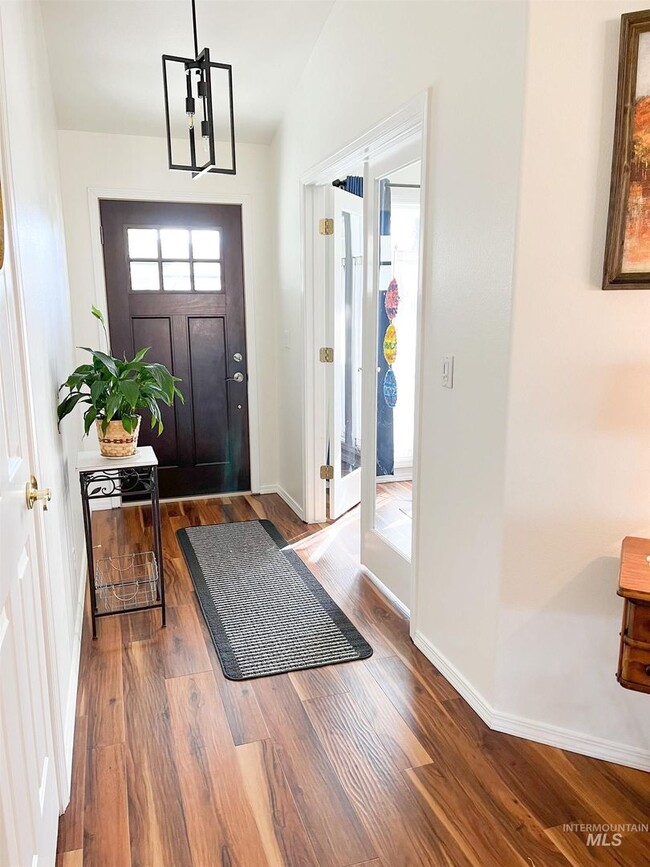 Foto del edificio - Fantastic 4 Bedroom Home with 3 Car Garage...
