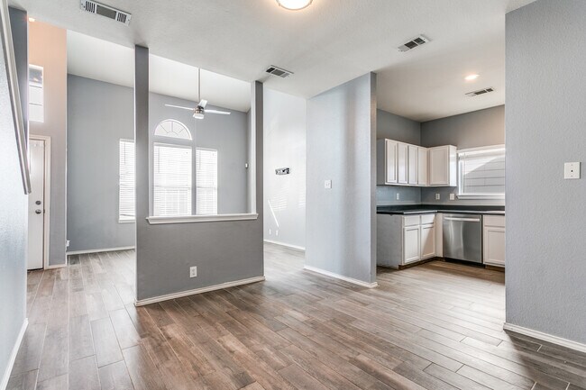 Foto del edificio - 7711 Crown Gate Dr