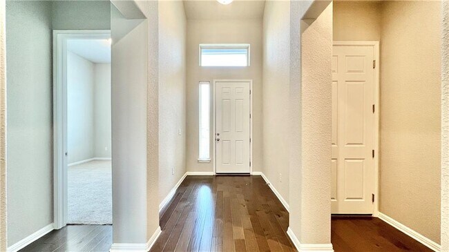 Building Photo - 711 Kingston Pl