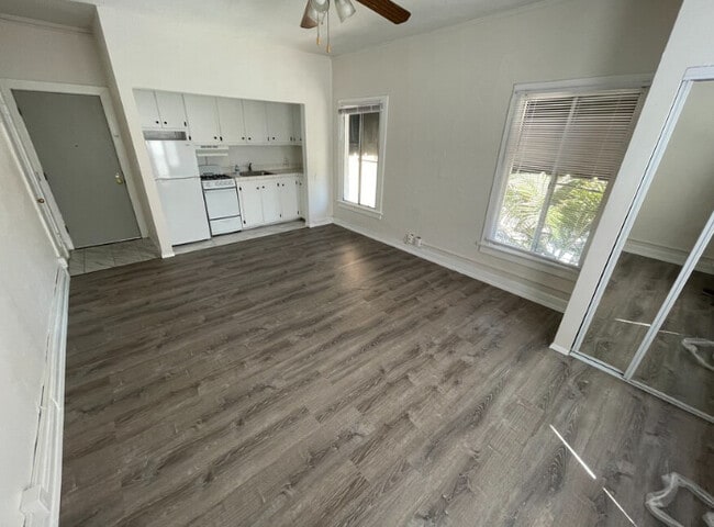 Building Photo - 919 S. Manhattan Pl