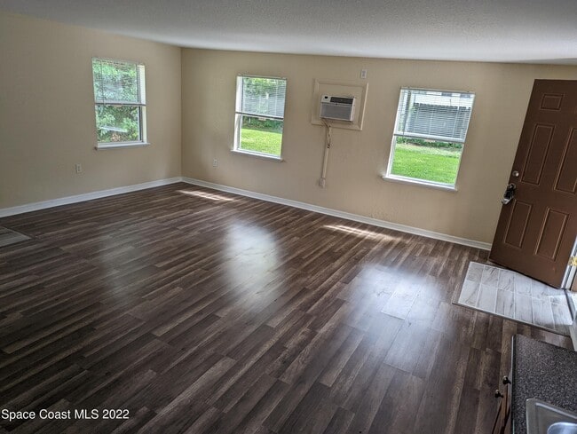 Building Photo - 1565 Violet Ave