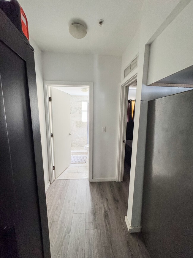 Building Photo - 810 7th St