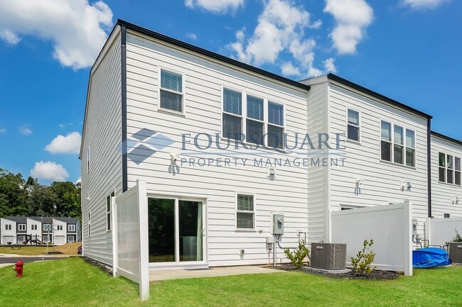 Building Photo - Townhome | Washer/Dryer Included | Back Pa...