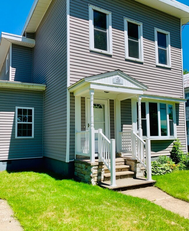 Building Photo - 220 Elm St