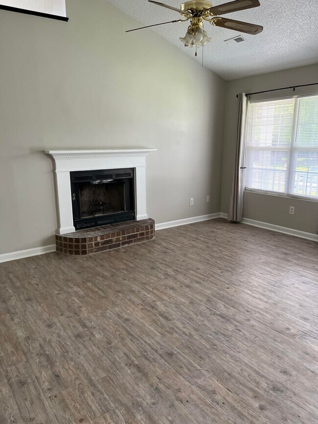 Building Photo - 3Br 2Ba Close to Downtown Summerville