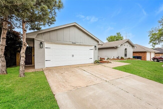 Foto del edificio - 7301 Skylark Ln