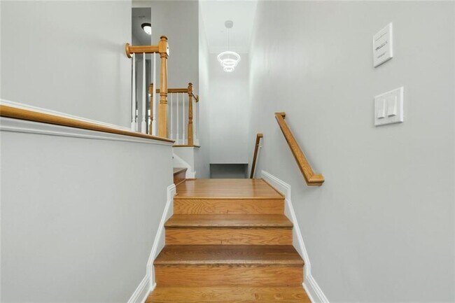 Building Photo - 319 Creekbank Way SE