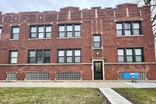 Building Photo - 7300 S May St