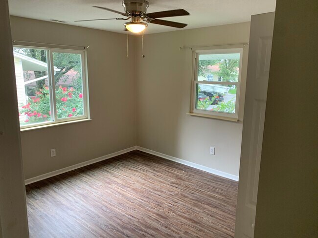 Building Photo - 3328 Valley View Dr NE