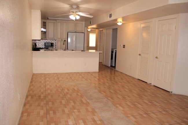 Building Photo - Nice 1000 SF Townhouse for rent in gated c...