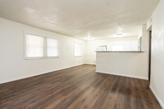 Building Photo - 750 W Dayton Ave