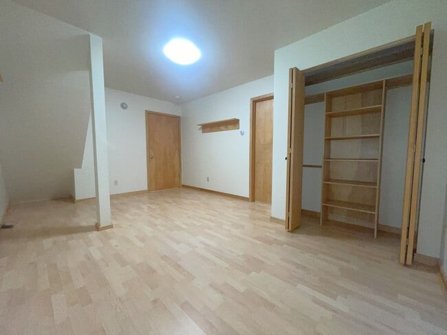 Building Photo - Beautiful 2-bedroom 1.5-bathroom home with...