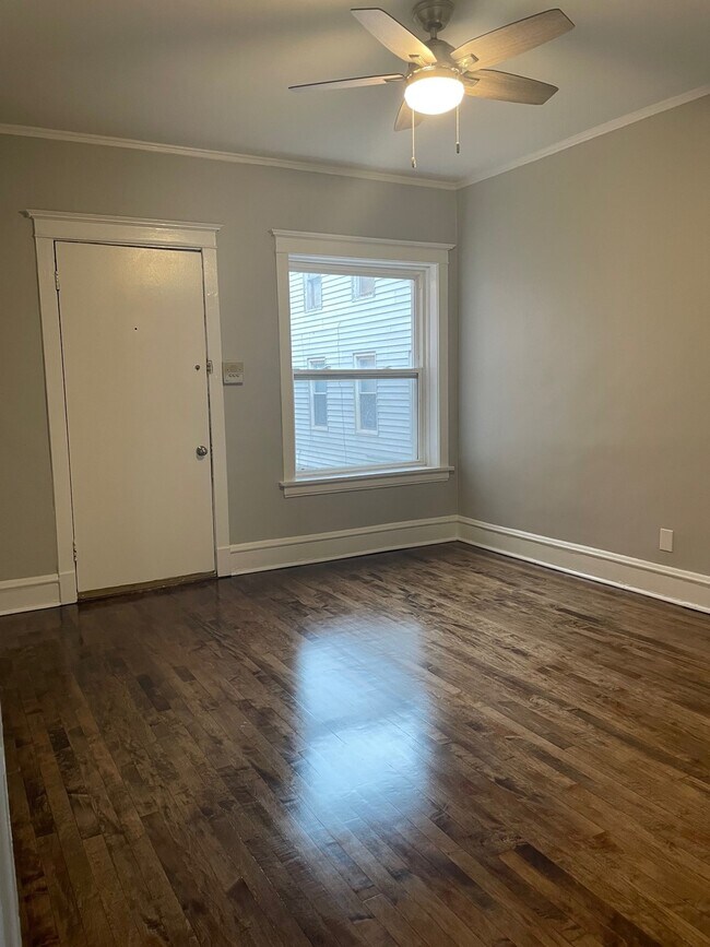 Living Room - 1314 W Chestnut St Apartments