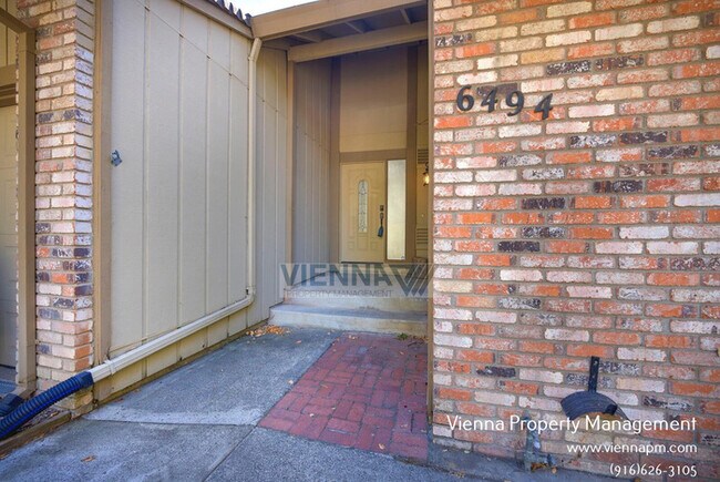 Foto del edificio - 6494 Crosswoods Cir