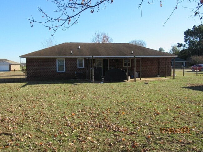 Building Photo - Minutes From SHAW AFB- 3 Bedroom, 2 Bathro...